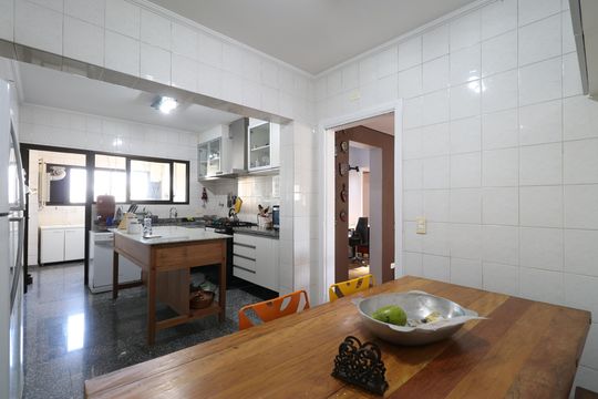 Cozinha de apartamento à venda com 3 quartos, 171m² em Água Branca, São Paulo