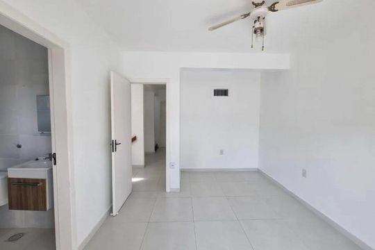 Quarto 1 de casa para alugar com 3 quartos, 131m² em Espírito Santo, Porto Alegre