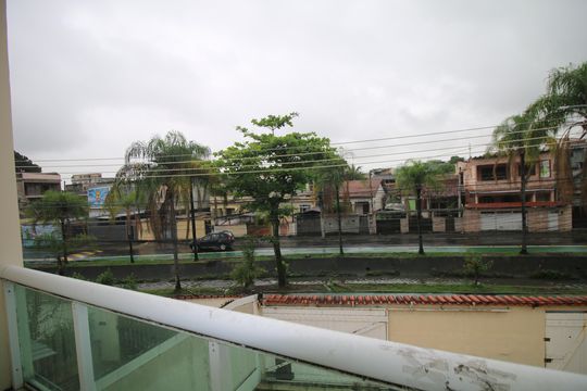 Vista da rua de casa à venda com 6 quartos, 230m² em Brás de Pina, Rio de Janeiro