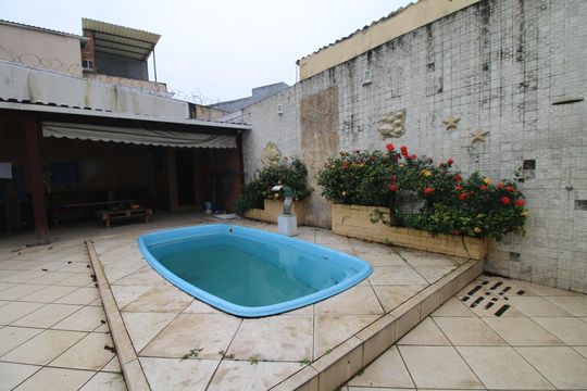 Piscina de casa à venda com 6 quartos, 230m² em Brás de Pina, Rio de Janeiro