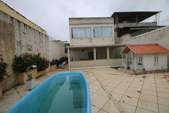 Quintal de casa à venda com 6 quartos, 230m² em Brás de Pina, Rio de Janeiro