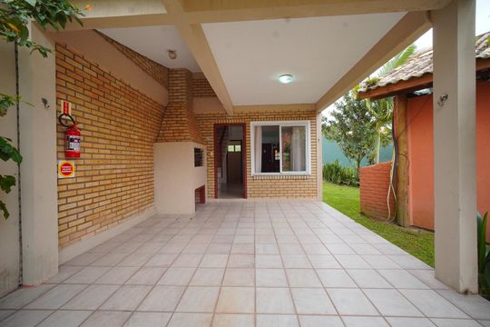 Garagem de casa de condomínio para alugar com 1 quarto, 75m² em Barra da Lagoa, Florianópolis