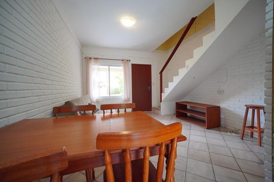 Sala de casa de condomínio para alugar com 1 quarto, 75m² em Barra da Lagoa, Florianópolis