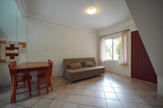 Sala de casa de condomínio para alugar com 1 quarto, 75m² em Barra da Lagoa, Florianópolis