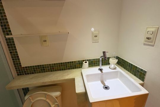 Banheiro de apartamento para alugar com 2 quartos, 65m² em Bingen, Petrópolis