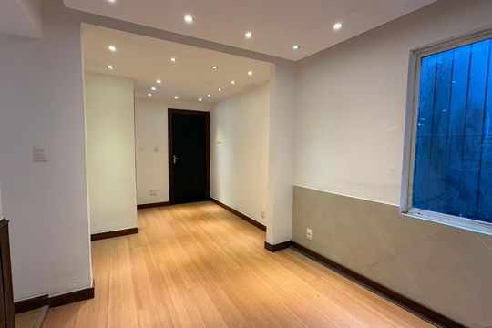 Sala de apartamento para alugar com 2 quartos, 65m² em Bingen, Petrópolis