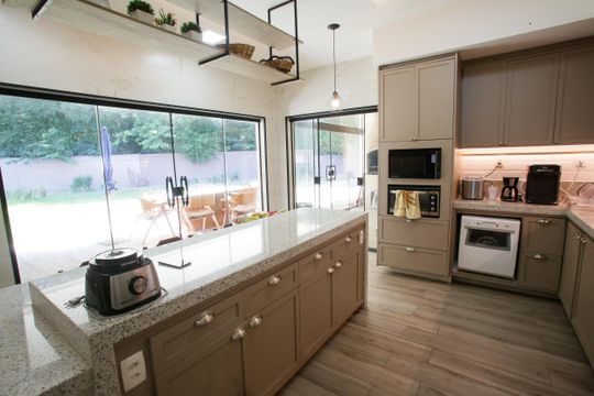 Cozinha de casa de condomínio à venda com 3 quartos, 430m² em Jacarepaguá, Rio de Janeiro