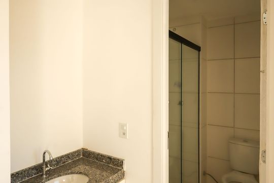 Banheiro de apartamento para alugar com 2 quartos, 38m² em Jardim Campo Grande, São Paulo