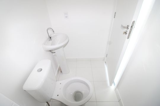 Banheiro de apartamento à venda com 2 quartos, 34m² em Vila Carmosina, São Paulo