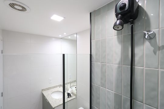 Banheiro  de apartamento para alugar com 1 quarto, 25m² em Pompeia, São Paulo