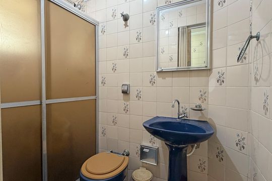 Banheiro de kitnet/studio para alugar com 1 quarto, 32m² em Gonzaga, Santos