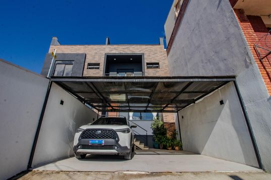Fachada de casa à venda com 3 quartos, 210m² em Vila Jardim, Porto Alegre