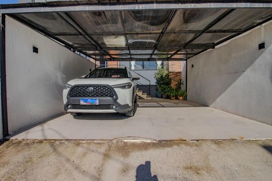 Garagem de casa à venda com 3 quartos, 210m² em Vila Jardim, Porto Alegre