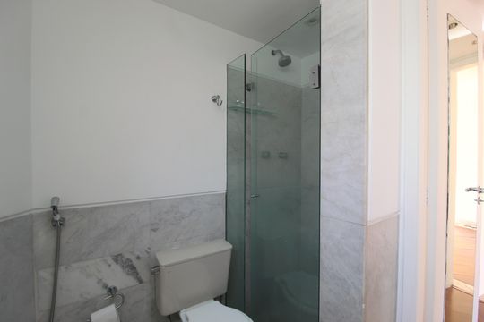 Banheiro de apartamento à venda com 1 quarto, 45m² em Chácara Itaim, São Paulo