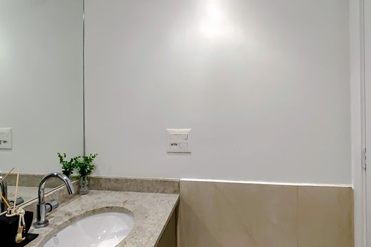Banheiro de kitnet/studio para alugar com 1 quarto, 26m² em Pompeia, São Paulo