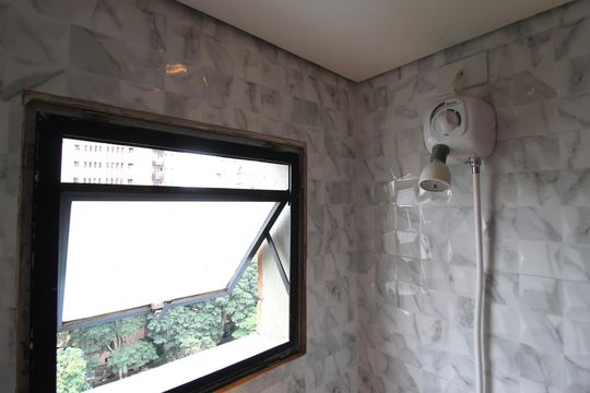 Banheiro de apartamento à venda com 1 quarto, 28m² em Planalto Paulista, São Paulo