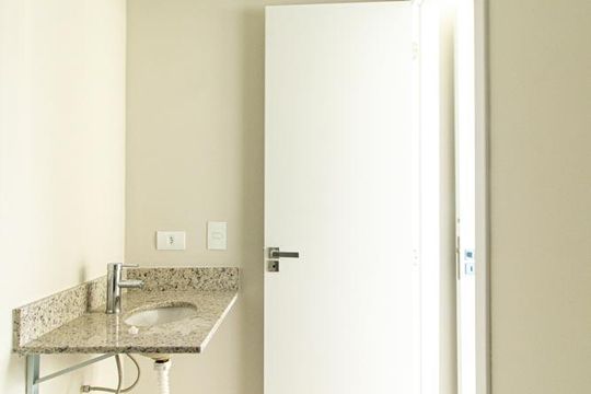 Banheiro da Suite de apartamento à venda com 1 quarto, 31m² em Água Verde, Curitiba