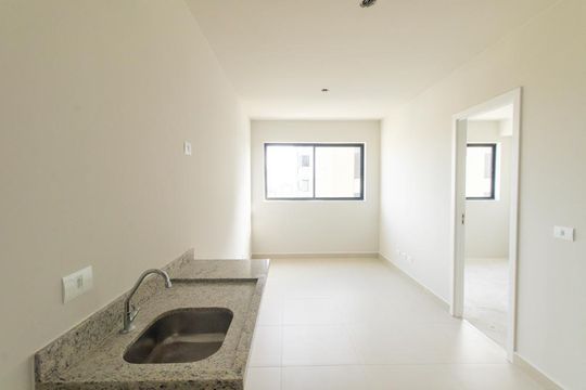 Sala/Cozinha de apartamento à venda com 1 quarto, 31m² em Água Verde, Curitiba