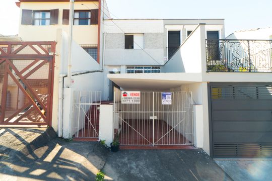Fachada de casa à venda com 3 quartos, 128m² em Mirandópolis, São Paulo
