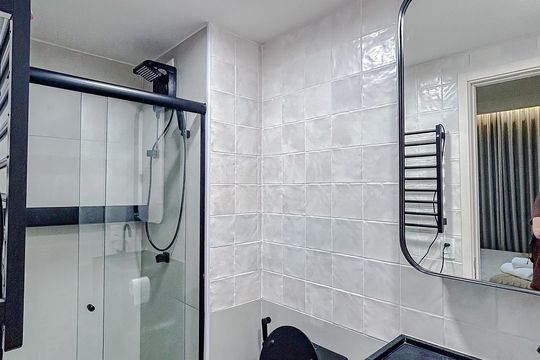 Banheiro da Suíte de apartamento para alugar com 1 quarto, 24m² em Vila Nova Conceição, São Paulo