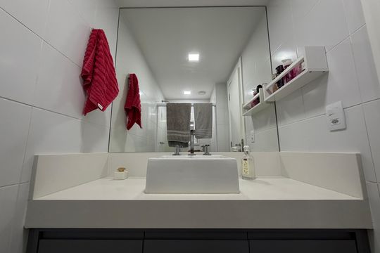Banheiro da suíte  de apartamento para alugar com 3 quartos, 90m² em Barra Olímpica, Rio de Janeiro