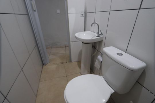 Banheiro de casa para alugar com 1 quarto, 55m² em Jardim Ana Maria, São Paulo