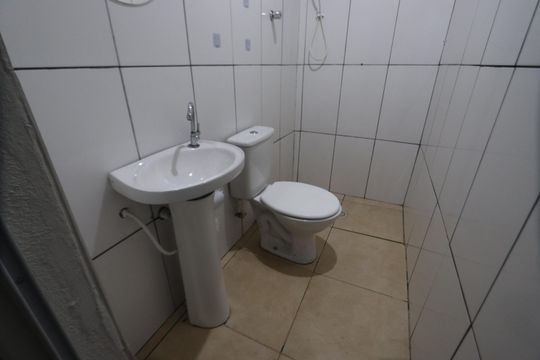 Banheiro de casa para alugar com 1 quarto, 55m² em Jardim Ana Maria, São Paulo
