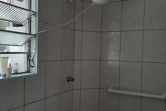 Banheiro de apartamento à venda com 2 quartos, 54m² em Parque Pinheiros, Taboão da Serra