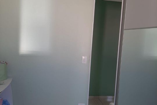 Quarto de apartamento à venda com 2 quartos, 54m² em Parque Pinheiros, Taboão da Serra