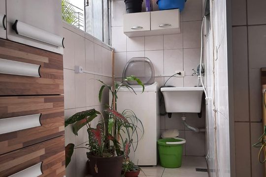 Área de serviço de apartamento à venda com 2 quartos, 54m² em Parque Pinheiros, Taboão da Serra