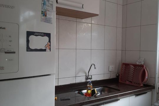 Cozinha de apartamento à venda com 2 quartos, 54m² em Parque Pinheiros, Taboão da Serra