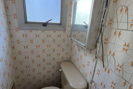 Banheiro de serviço de apartamento à venda com 3 quartos, 70m² em Moema, São Paulo