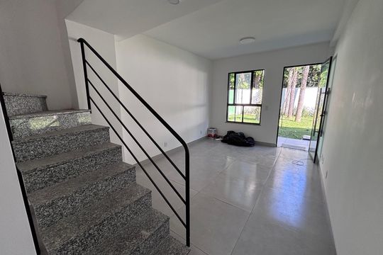 Sala de casa de condomínio à venda com 2 quartos, 65m² em Vargem Grande, Rio de Janeiro