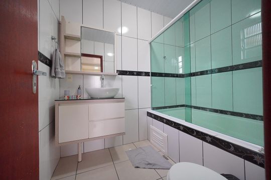 Banheiro de kitnet/studio para alugar com 1 quarto, 30m² em Saco Grande, Florianópolis