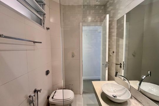 Banheiro de apartamento à venda com 2 quartos, 75m² em Jardim Botânico, Rio de Janeiro