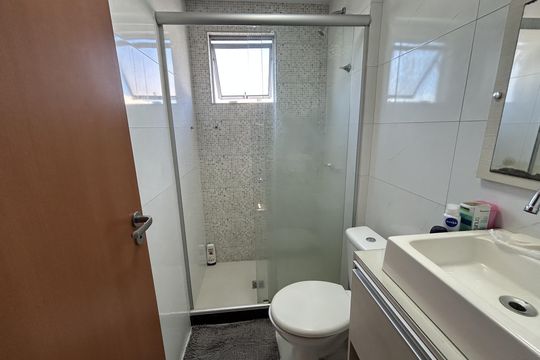 Banheiro de apartamento para alugar com 2 quartos, 48m² em Pavuna, Nilópolis