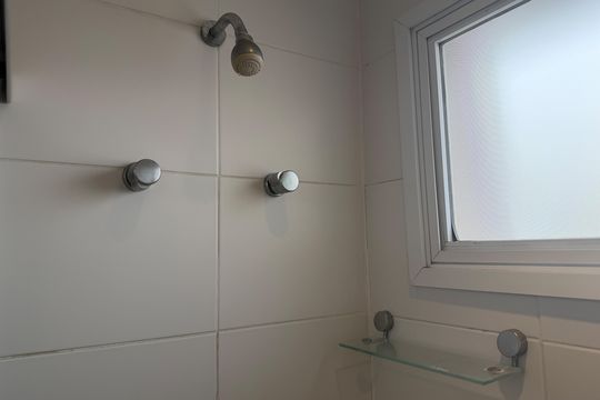 Banheiro da Suíte de apartamento para alugar com 2 quartos, 90m² em Gonzaga, Santos