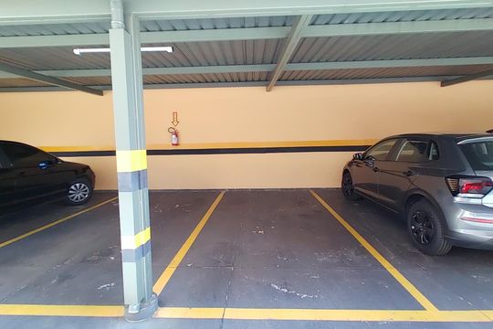 Garagem de apartamento para alugar com 3 quartos, 90m² em Planalto, Uberlândia