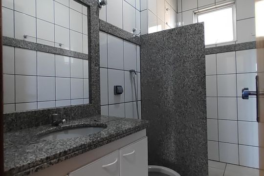 Banheiro da Suíte de apartamento para alugar com 3 quartos, 90m² em Planalto, Uberlândia