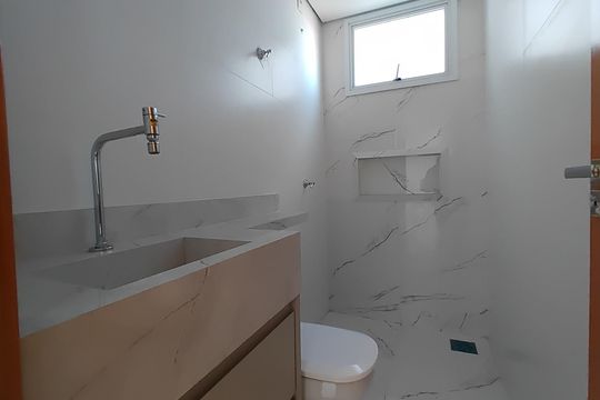 Banheiro social de apartamento para alugar com 2 quartos, 56m² em Tubalina, Uberlândia