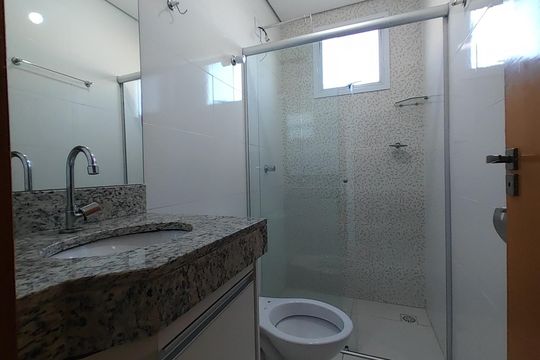 Banheiro de apartamento para alugar com 1 quarto, 48m² em Tubalina, Uberlândia