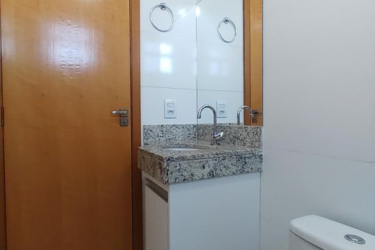 Banheiro de apartamento para alugar com 1 quarto, 48m² em Tubalina, Uberlândia