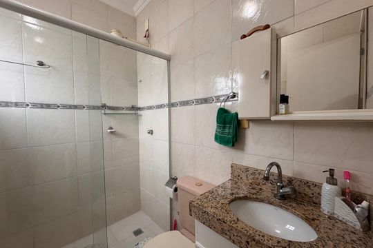 Suíte 3 - Banheiro de casa de condomínio à venda com 3 quartos, 180m² em Vargem Pequena, Rio de Janeiro