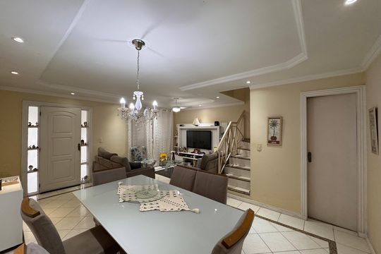 Sala de casa de condomínio à venda com 3 quartos, 180m² em Vargem Pequena, Rio de Janeiro