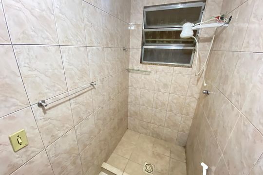 Banheiro de apartamento para alugar com 2 quartos, 60m² em Cascadura, Rio de Janeiro