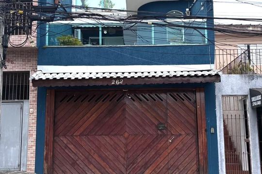 Fachada de casa para alugar com 2 quartos, 250m² em Taboão, Diadema