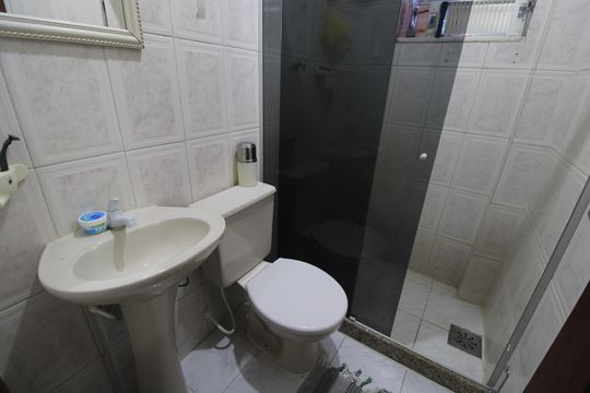 Banheiro de casa de condomínio à venda com 3 quartos, 80m² em Curicica, Rio de Janeiro