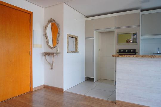Sala e cozinha de apartamento à venda com 2 quartos, 70m² em R, Porto Alegre