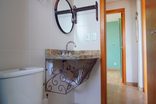 Banheiro 2 corredor de apartamento à venda com 2 quartos, 70m² em R, Porto Alegre