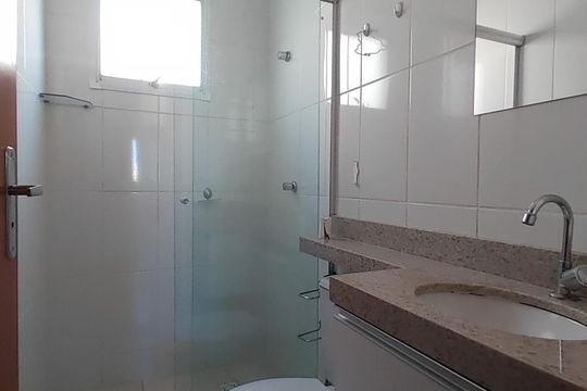 Banheiro da suíte de apartamento para alugar com 3 quartos, 60m² em Jardim Holanda, Uberlândia